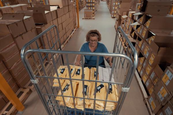 Pick & pack employee